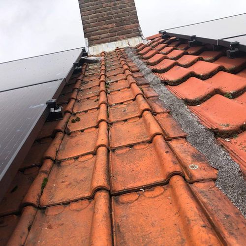 Hellend dak Zaandijk met oude dakpannen